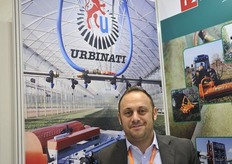 Lhang Miao Chun with different types of packaged fruit // Lhang Miao Chun与不同种类的包装水果