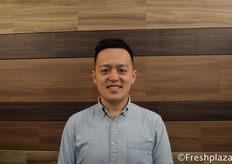 George Liu, CEO of Frutacloud. As an importer they import fruits from all over the world, distribute and market it for the Chinese market. They import from Chile, Peru, Canada, France, Egypt, South Africa, Thailand, Japan, New Zealand and Australia.来自好果云的首席执行官刘子睿。作为进口商，他们从世界各地进口水果，并为中国市场分销和销售。它们从智利、秘鲁、加拿大、法国、埃及、南非、泰国、日本、新西兰和澳大利亚进口。