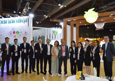 The whole team of Guangzhou Zhanhui Trade Co., Ltd. Their main focus is importing fruits from Thailand (durian, longan and mangosteen), Vietnam (dragon fruit and durian), Australia, America and Chile.广州市展卉贸易有限公司的整个团队。他们主要从泰国（榴莲、龙眼和芒果）、越南（火龙果和榴莲）、澳大利亚、美国和智利进口水果。