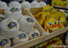 Zhanhui's own Thai coconut brand. These coconuts are ready to eat, with pre-cut holes, you can drink directly from the coconut. Its vacuum packaging keeps the coconut fresh广州市展卉贸易有限公司自己的泰国椰子品牌。这些椰子是即食的，有预先切好的洞，可以直接从椰子里喝。它的真空包装使椰子保持新鲜。