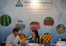 Luis Chadwick Fresard and Jessie Chan from Global Andes Company Limited. Busy working in their booth. Their company is focused on importing and wholesaling of fruit and seafood in Hong Kong and China. They import fruits from Chile, Peru, Mexico, Argentina and India.来自特鲜环球有限公司的路易斯和陈桂雯忙着在他们的展位上工作。他们的公司专注于在中国香港和中国大陆进口和批发水果和海鲜。他们从智利、秘鲁、墨西哥、阿根廷和印度进口水果。