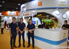 Li Qi, Ai Zhifeng and Liu Jinfa from Xinjiangguoye. They have their own production bases in China, with Xinjiang as their biggest production place. They sell their fruits in their own fruitstores in China. Furthermore, beside their own produced fruits, they sell fruits from all over the world. Xinjiangguoye thus covers planting, trade and retail.来自新疆果业集团有限公司的李奇、艾志峰和副总经理刘金发。他们在中国有自己的生产基地，新疆是他们最大的生产地。他们在中国自己的水果店卖水果。此外，他们除了自己生产的水果外，还出售来自世界各地的水果。因此，新疆果业涵盖种植、贸易和零售。