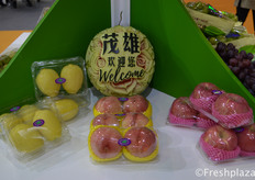 Beautiful carved watermelon from Maoxiong. Also some apples, peaches and lemons with their Maoxiong logo.来自茂雄的西瓜雕刻精美。还有一些印有茂雄标志的苹果、桃子和柠檬。