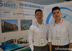 Leon Huang and Tiger from Smart International Logistics Co., Ltd. Providing logistics services to domestic and foreign companies.来自山东捷丰国际储运有限公司的销售经理黄剑雄和冻柜销售主管栾虎杰，他们为国内外公司提供物流服务。