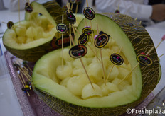 Imported Brazilian melons from Bollo brand. The very sweet Etiqueta Negra Melon.Bollo品牌的乌金蜜瓜，这是一种非常甜的黑甜瓜。