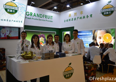 Team of Grandfruit. Grandfruit has changed from a traditional wholesaler to an integrated enterprise including self-owned cold storage, traditional wholesale, on-line & off-line, end users retail thoses models. They are the official sales partner of Spanish Bollo in China.果然丰团队。果然丰已经从传统的批发商转变为自营冷库、传统批发、线上线下、终端用户零售模式的综合性企业。他们是西班牙Bollo在中国的官方销售伙伴。