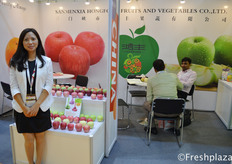 Lihong Liu from Sanmenxia Hong Fong Fruits and Vegetables Co., Ltd. Their company is a large producer of apples. They export them mostly to the South East Asian and Russian market.来自三门峡市鸿丰果蔬有限公司的刘丽红，他们公司是苹果的大生产商，主要出口到东南亚和俄罗斯市场。