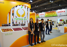 Rachel Law with her colleagues from Shenzhen Yuanxing Fruit Co., Ltd. Yuanxing has built great partnership with fruits importer and exporter from over 20 countries, and channels its products well all over China.来自深圳市源兴果品股份有限公司的国际事业部助理罗斯曼。深圳市源兴果品股份有限公司与来自20多个国家的水果进出口商建立了良好的合作关系，产品畅销中国各地。