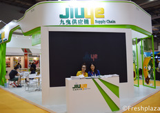 Zoey Zhang and Lili Wang from Shanghai Jiuye Supply Chain Management Co., Ltd. Jiuye provides different services, for storage, ripening, transportation and shipment of fruits in the Chinese market.来自上海久业供应链管理有限公司的Zhuoran Zhang 和Lili Wang，该公司为中国市场水果的储存、成熟、运输和装运提供各种服务。