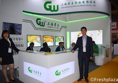 Chen Rong and Vincent Qian from Shanghai Guowang Produce Co., Ltd. With their office in Guangzhou Jiangnan market, they import fruits from U.S., Canada, Chile, Peru,Australian, New Zealand and Egypt. Their main products are listed shortly: Cherries, grapes, apples, oranges and some stone fruits.来自上海果王食品有限公司的陈蓉和副董事兼总经理钱寅俊。该公司在广州江南市场设有办事处，从美国、加拿大、智利、秘鲁、澳大利亚、新西兰和埃及进口水果。他们的主要产品有：樱桃、葡萄、苹果、桔子和一些核果。