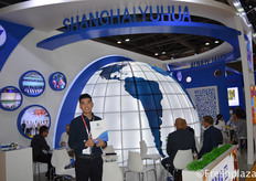 Jeff Chen, Purchasing Manager from Shanghai Yu Hua Fruits Co., Ltd. They import fruits from all over the world, with thier main import products: cherries, kiwis, citrus, grapes, avocados, tropical fruits and other stone fruits.来自上海御华果品有限公司的采购经理陈继辉。他们从世界各地进口水果，主要进口产品有：樱桃、猕猴桃、柑橘、葡萄、鳄梨、热带水果和其他核果。