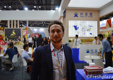 Martin Salge, International Business Director from Xing Ye Yuan Group. They import and export fruits for the Chinese market. Their main export products are apples, pomelos, pears, grapes and oranges. Those fruits are exported to Canada, Indonesia, Singapore, Thailand, Malaysia, Italy. Now they import more than 13 varieties of fruits from more than 11 different countries.来自兴业源集团的国际业务部总监Martin Salge。他们为中国市场进出口水果。他们的主要出口产品是苹果、柚子、梨、葡萄和桔子。这些水果被出口到加拿大、印度尼西亚、新加坡、泰国、马来西亚、意大利。现在他们从11个不同的国家进口了13多种水果。