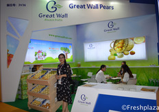 Jessy Zhang from Hebei Jinzhou Great Wall Economy Trade Co., Ltd. They are a grower, packer and exporter of Hebei pears, apples and grapes. They have over 10 years of experience and export their products worldwide.来自河北省晋州市长城经贸有限公司市场部的张晶。他们是一家河北梨、苹果、葡萄的种植者、加工商和出口商。他们有超过10年的经验，产品被出口到世界各地。