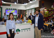 Ivy Yang and Daniel Chirinos Dongo from Riverking International Co., Ltd. They are specialised in importing fruits from import fruit from countries including USA, Chile, Africa, Peru, Australia, New Zealand, Thailand and Vietnam. Products include cherry, kiwi, grapes, orange, apple, Southeast Asia fruit and they are also the sales agent of high quality domestic fruit, such as blueberry and prune.来自悦美国际贸易有限公司的品项助理杨晓琳和Daniel Chirinos Dongo。他们专门从美国、智利、非洲、秘鲁、澳大利亚、新西兰、泰国和越南等国进口水果。产品包括樱桃、猕猴桃、葡萄、桔子、苹果、东南亚水果等，同时也是蓝莓、李子等国内优质水果的销售代理。