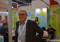 Pieter Kok from Capefive. Their production base is located in the Cape (South Africa) and Cape Five has branched out to strategic locations worldwide. Today, it comprises a group of international companies in the Netherlands, Hong Kong and the Peoples Republic of China (PRC), which supply quality apples, pears, citrus and stone fruit worldwide.来自Cape Five的Pieter Kok。他们的生产基地位于南非的开普敦，Cape Five已经扩展到世界各地的战略要地。今天，它由包括在荷兰、中国香港和中国大陆提供国际优质苹果、梨、柑橘和核果的一组国际公司组成。