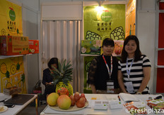 Claire Chung and Yan Wong from Pomina Enterprise Co., Ltd. They export different Taiwanese fruits, such as pineapple, wax apple, custard apples, mangoes and dragon fruit.来自农企业有限公司出口部的钟佾瑾和Yan Wong，他们出口不同的台湾水果，如菠萝、蜡苹果、奶油苹果、芒果和火龙果。