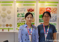 Rachel Wang & colleague from Jinxiang Jinxiyuan Food Co., Ltd. They are doing fruit and vegetable import and export. They have their own production bases and processing factories in China. Their main products are garlic, onions, apple, carrot and chili.来自金乡县金禧园食品有限公司的业务经理王艳菊。他们从事水果和蔬菜的进出口业务。他们在中国有自己的生产基地和加工厂。他们的主要产品是大蒜、洋葱、苹果、胡萝卜和辣椒。