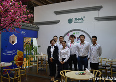 Team of Hunan Fruit-mate Agricultural Science & Technology (Group) Co., Ltd. Importing different fruit from all over the world, cherries, dragon fruit, longan, durian, red Globe Grape and mangosteen.湖南果友农业科技（集团）有限公司团队，他们从世界各地进口各种水果，樱桃、火龙眼、龙眼、榴莲、红地球葡萄、芒果。