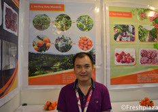 West Hu from JiangXi Green Orchard Fruit Co.,Ltd. They plant, sort, pack and market Nanfeng mandarin, red globe grape for the Chinese market and import a lot of different citrus fruits.来自江西绿园果业有限公司的贸易经理胡伟强。他们为中国市场种植、分类、加工和销售南丰蜜柑、红地球葡萄，并进口大量不同种类的柑橘类水果。