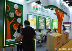 Busy times at DCF Produce Co., Ltd. They specialize in the production, supply and distribution of agricultural products.DCF Produce Co., Ltd.展位前的忙碌景象，该公司主要从事农产品的生产、供应和分销。