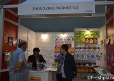 Zhongxing Packaging team together with a client discussing the different packaging options.中兴包装团队与一家客户一起讨论不同的包装方案。
