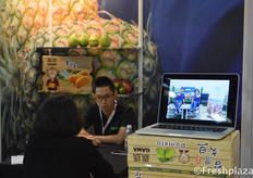 Kimi from Gama International Co., Ltd. They are specialised in exporting Taiwanese fruits like pomelo, persimmon and other kind of fruits.来自嘉鎷贸易有限公司的Kimi。该公司主要出口台湾水果，如柚子、柿子等。