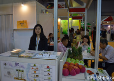 Carrie Kao from RIC International Corp. specializes in the import and export of high-quality fresh fruit, selling different kind of fruits from Taiwan, as pineapple, dragon fruit, mango and guava etc.来自翔景国际有限公司的高瑜壎。该公司主要从事优质新鲜水果的进出口业务，销售来自台湾的菠萝、火龙果、芒果、番石榴等水果。