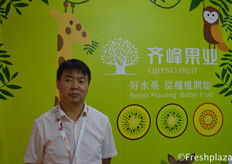 Bruce Lu from Shaanxi Qifeng Ikiwi Import&Export Co., Ltd. Specialised in growing, packing, sorting, developing, selling kiwi fruits.来自陕西齐峰爱奇果进出口有限公司的鲁文博。他们专业从事猕猴桃的种植、加工、分类、开发、销售。