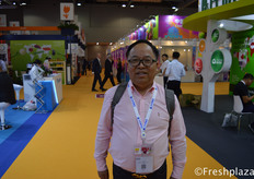 Henry Wang from Jiutai Modern Agriculture Co., Ltd. His company is specialised in growing and exporting pomelo, furthermore, also imports Polish apples.来自久泰现代农业有限公司的汪恒定，他的公司是一家专业种植和出口柚子的公司，此外，还进口波兰苹果。