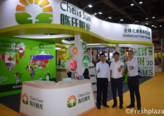 Mr. Han and his colleagues from Zhengzhou Chen's Sun Fruit and Vegetable Trade Co., Ltd. The company is mainly engaged in importing foreign fruit and selling domestic fine fruit. Their foreign fruits are including the Chilean cherry, Thai longan, mangosteen, durian, Vietnam dragon fruit, lychee and so on.来自郑州陈阳光果蔬贸易有限公司的韩先生和他的同事，该公司主要从事进口国外水果和销售国内精品水果。他们的外国水果包括智利樱桃、泰国龙眼、芒果、榴莲、越南火龙果、荔枝等。