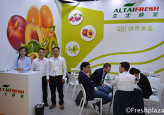 Mike Wang with his colleagues from Guangzhou Green Belt Food Co., Ltd. They trade their products under Altaifresh Limited. As a fresh fruit importer, exporter and distributor in China, Altaifresh imports various fruits from Australia, Chile, South Africa, Peru, New Zealand, Mexico, Spain, Egypt, Israel, etc.王迈克和他的来自广州绿带食品有限公司的同事们。他们以Altaifresh有限公司经营他们的产品。作为中国的鲜果进出口商和经销商，Altaifresh从澳大利亚、智利、南非、秘鲁、新西兰、墨西哥、西班牙、埃及、以色列等国进口各种水果。