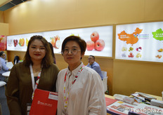 Tessa (Sales Executive) and her colleague from Wo Hing Food (HK) Co.,Ltd. They export and produce different kinds of foodstuffs from China, such as garlic, granulated garlic, garlic powder, chilly, chilly powder, fresh ginger, vegetables, fruits (Fuji Apples, pears and mandarins) to every part of the world.来自和兴食品（香港）有限公司的黎晓晖（销售主管）以及同事。他们从中国出口和生产各种各样的食品，如大蒜、大蒜粒、大蒜粉、辣椒、辣椒粉、生姜、蔬菜、水果（富士苹果、梨和柑橘）到世界的每一个角落。