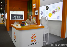 Kai Yang from Shanghai Yishengying trading Co.,Ltd. They import fruit from all over the world for example from Chile, Peru, Mexico, Egypt, South Africa, Australia, New Zealand, USA, Canada and more.来自上海溢升盈贸易有限公司的总经理杨凯。该公司从世界各地进口水果，如智利、秘鲁、墨西哥、埃及、南非、澳大利亚、新西兰、美国、加拿大等。