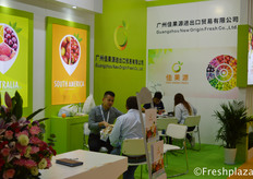 Jeffery Chen from Guangzhou New Origin Fresh Co.,Ltd. They focus on importing fresh fruits from Australia, South Africa and South America etc. And they bring the fruit to markets in China and South East Asia.来自广州佳果源进出口贸易有限公司的进口专员陈志威。他们主要从澳大利亚、南非和南美等地进口新鲜水果，并将这些水果带到中国和东南亚市场。