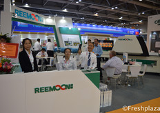 Dennis Clock (right) with his team from Jiangxi Reemoon Technology Holdings Co., Ltd. Reemoon is specialized in developing, manufacturing and supplying postharvest equipment and solutions for fruit and vegetables, including sorting machine, washer, dryer, waxing machine and other accessory equipment.来自江西绿萌科技控股有限公司的钟新红和他的团队。该公司是一家专业从事水果和蔬菜采后设备和解决方案的开发、制造和供应的公司，包括分选机、清洗机、烘干机、打蜡机和其他附属设备。