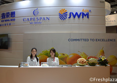 Kerry Yuan and Coco Tong from Joy Wing Mau ready to welcome visitors at their booth.鑫荣懋集团股份有限公司的团队在他们的展位前欢迎参观者。欢乐咏茂团队准备在他们的展位欢迎参观者。