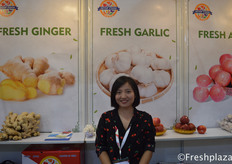 Sally Zhang from Laiwu Intop Import & Export Co., Ltd. They are specialised in producing and supplying fresh vegetables and fruits for domestic and foreign markets. Their main products are, garlic, ginger, onion, potato, pear, grape, baby mandarin, taro, chestnut and carrot.来自莱芜英拓进出口有限公司的销售经理张金英。他们为海内外市场专业生产和供应新鲜蔬菜和水果。主要产品有大蒜、姜、洋葱、土豆、梨、葡萄、蜜柑、芋头、板栗、胡萝卜。