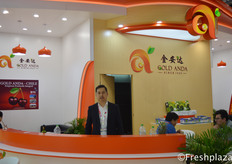 Xu Xueqing from Gold Anda Agricultural Technology Development Co. Ltd. Gold Anda is an international fruit import and export company. Besides the Chinese market, they also supply the South East Asian market with fruits.来自深圳市金安达农业发展有限公司的总经理徐雪晴。金安达是一家国际水果进出口公司。除了中国市场，他们还向东南亚市场供应水果。