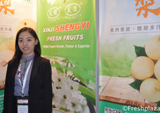 Shirley Yang from Xinji Shengyi Fruits Co.,Ltd. They are a professional pear producer and exporter.来自辛集市盛溢果品有限公司的Shirley Yang。该公司是一家专业的梨生产和出口企业。