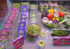 新鲜的被切割的鳄梨.