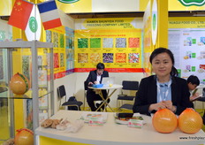 来自叁人(厦门）国际贸易有限公司的张玉凤。该公司出口冷冻水果和蔬菜，还有一些新鲜产品，包括柚子、生姜和大蒜。