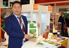 济宁宏万年商贸公司的经理Sammy Shan，该公司附属于华光集团。该公司出口加工大蒜和辣椒，也有一些新鲜产品，包括苹果，梨和栗子.