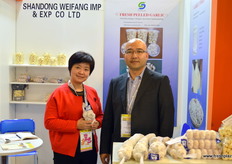 杨国泰是山东省潍坊进出口有限公司的经理。左边是他的妻子和商业伙伴任晓阳,他们还交易国泰大蒜品牌。