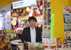 神利食品有限公司一家是来自位于中国北方的河北省的栗子种植者和出口商。Frank Yu是销售经理，负责出口.