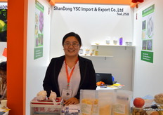 孔扬（Wendy Kong）负责山东原上草进出口有限公司的出口和对外贸易。公司的其他出口产品有生姜、大蒜中，苹果和花生等。