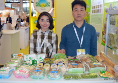 来自深圳市永佳农产品有限公司的叶若茜（Lucy）和林郑顺。该公司出口新鲜蔬菜到欧洲和其他海外市场