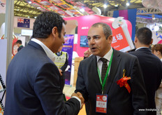 来自NivexFarms的Emad Yacoub nivexfarms在展会开幕式上在他的展台欢迎各位参展商。