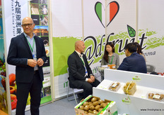 Adfruit di Cordioli Adelino是一家意大利的猕猴桃种植者和出口商。在后面，Adelino Cordioli在与一名中国观众进行交流。