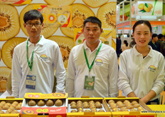 Jiangxi Phoenix Kiwi Agri在江西省种植猕猴桃。照片上是谭国勇和何涛。