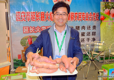 延安市延裕工贸有限责任公司种植甜地瓜。照片上是冯毅。